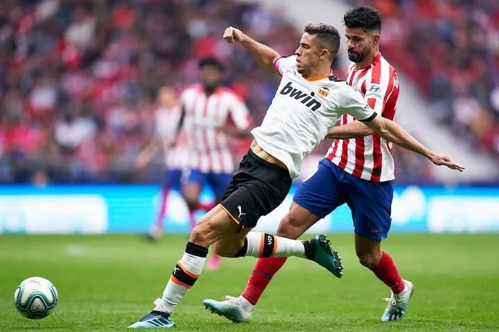 Hai đội bóng so tài trong trận Atletico Madrid vs Valencia